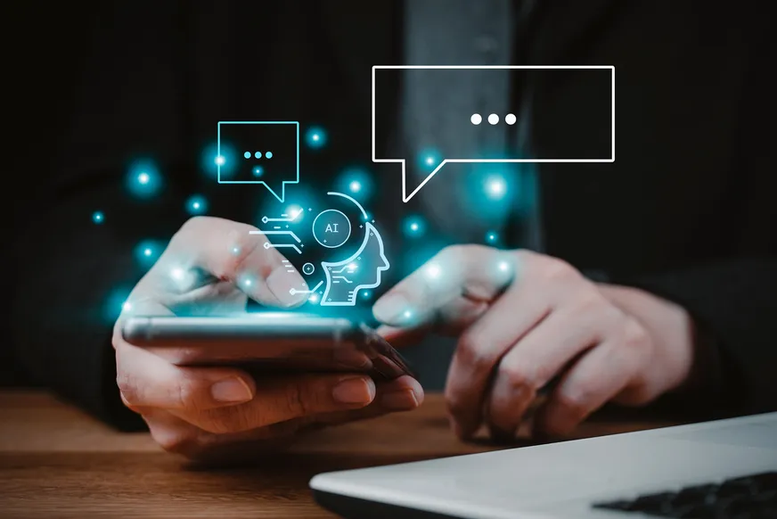 Person tippt auf ein Smartphone, umgeben von digitalen Symbolen wie einem KI-Kopf und Sprechblasen – Symbolbild für den Einfluss von Bots und Trolls auf die Meinungsbildung.