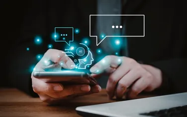 Person tippt auf ein Smartphone, umgeben von digitalen Symbolen wie einem KI-Kopf und Sprechblasen – Symbolbild für den Einfluss von Bots und Trolls auf die Meinungsbildung.